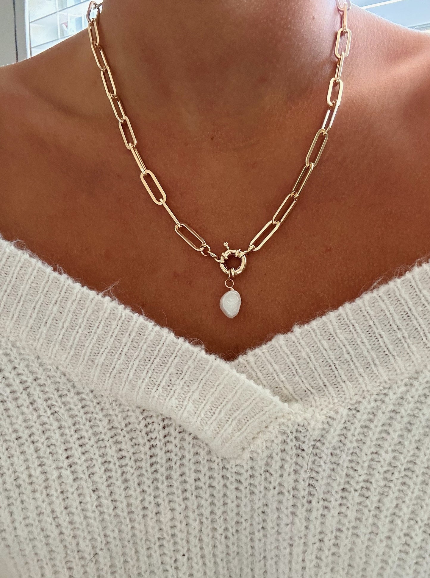 CHUNKY CHAIN NECKLACE W/ PEARL CHARM