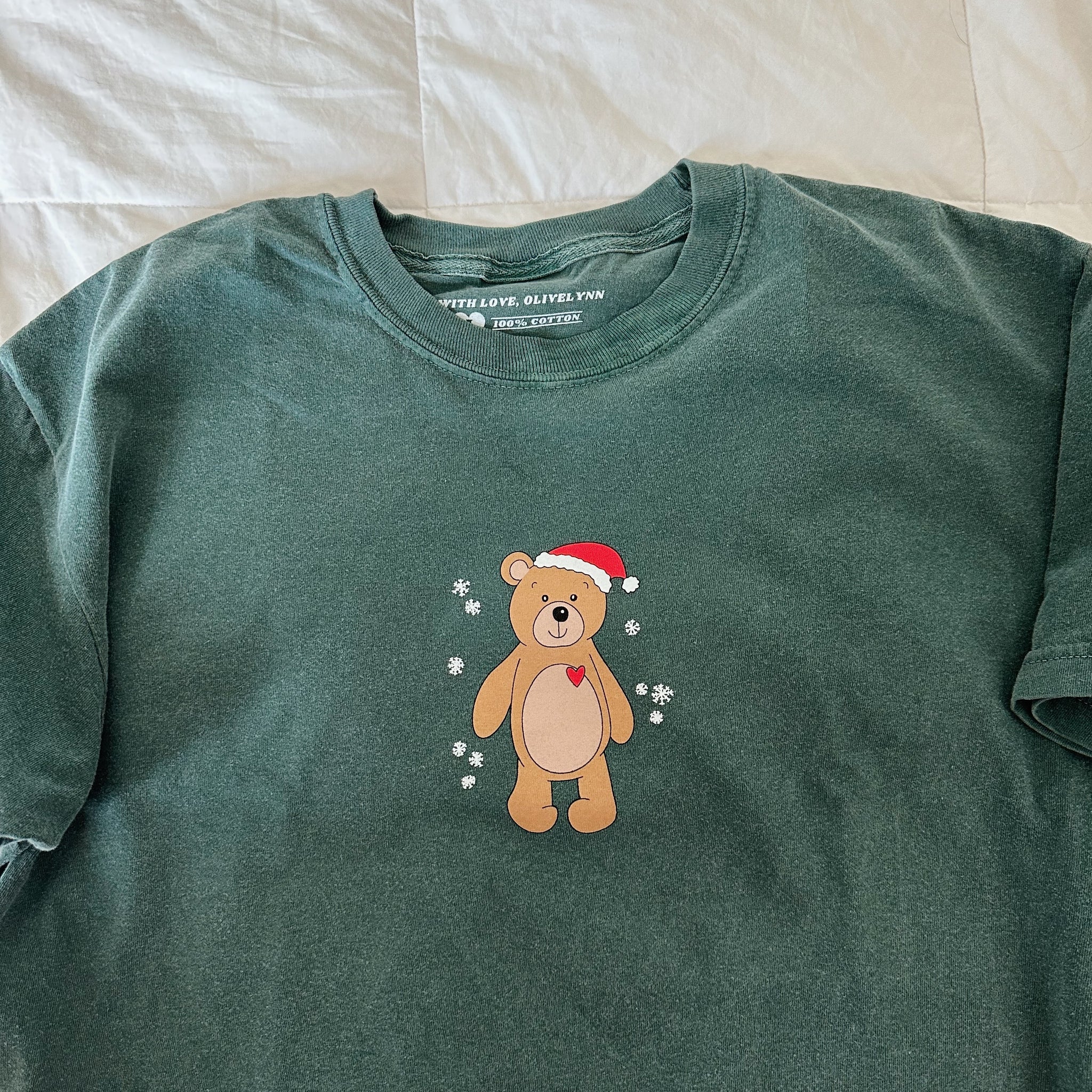 GREEN SANTA BEAR TEE