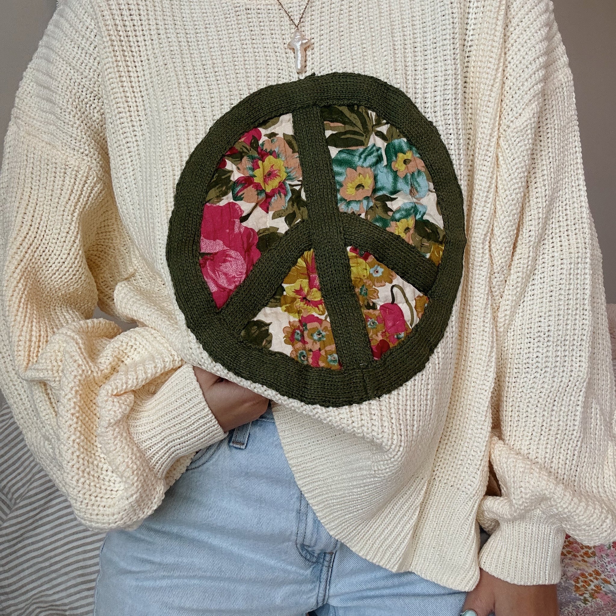 PEACE SIGN SWEATER