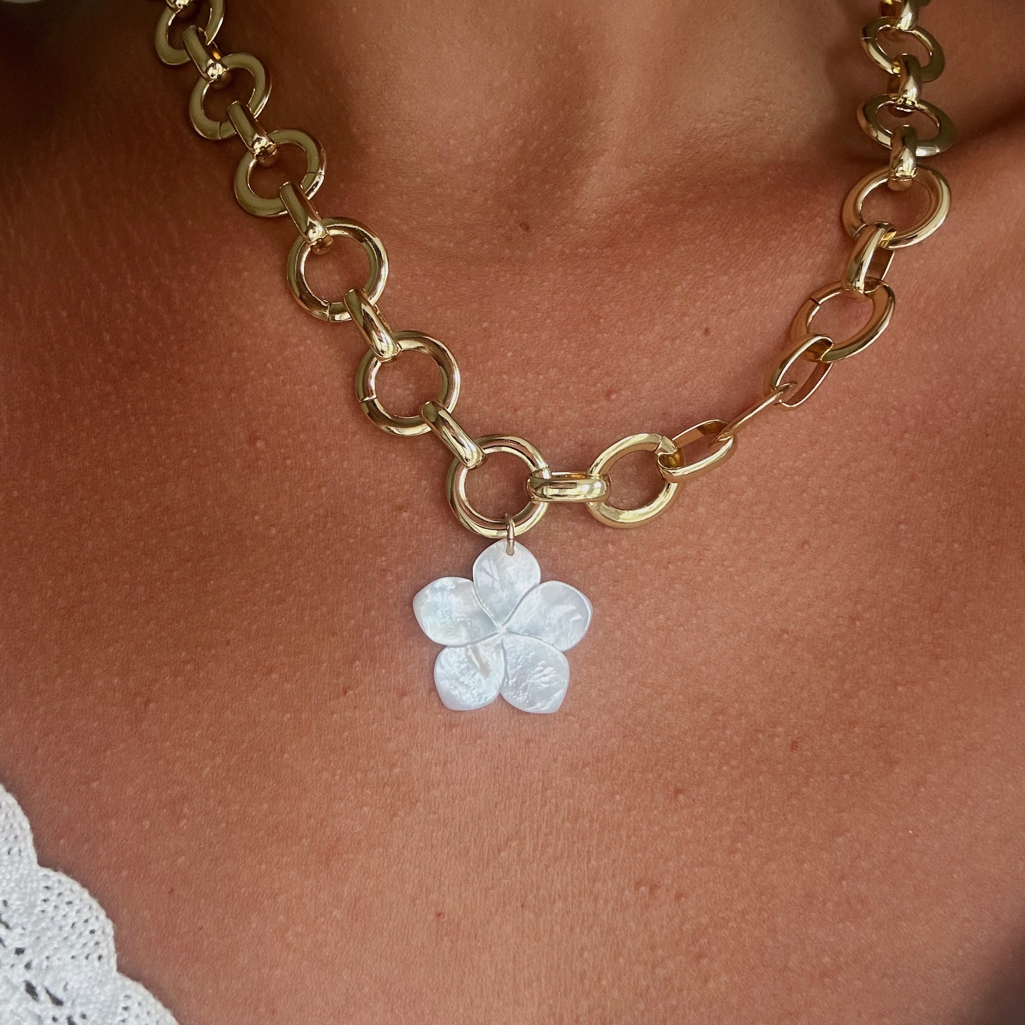 PLUMERIA CHUNKY NECKLACE