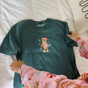 GREEN SANTA BEAR TEE