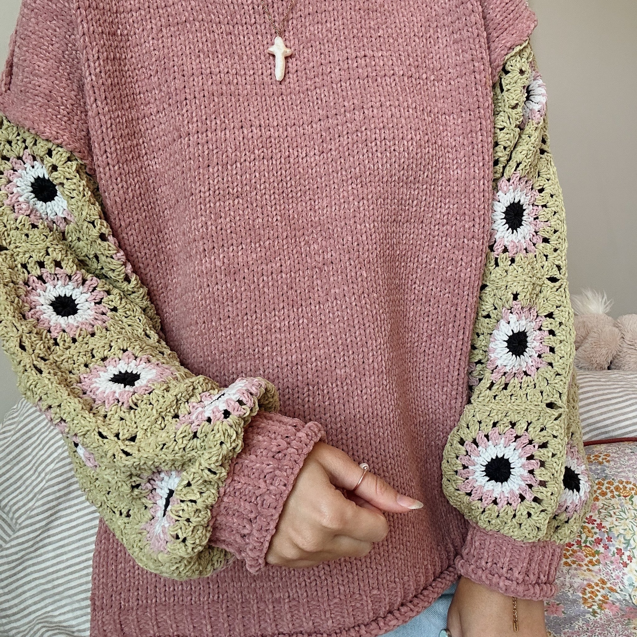 MAUVE CROCHET SLEEVE SWEATER